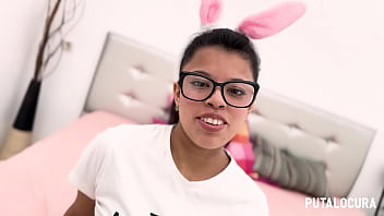 Putalocura morena culona laura love se disfraza de conejita y cabalga un pollón enorme