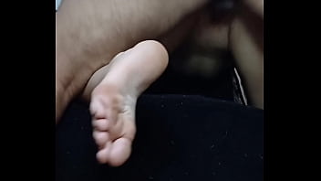 O cara do app me levou para casa e me fodeu no pelo sem dó