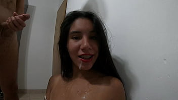 Mi boquita es follada por una gran polla y me dispara semen