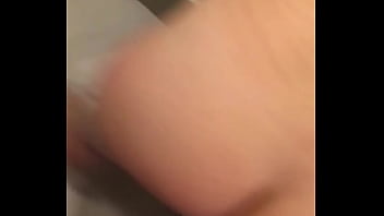 She shakes her ass while i cum all over it