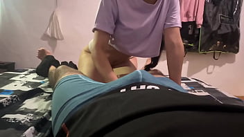 La enorme verga de mi hermanastro me encanta cada dia mas