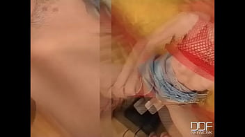 The sybian pumps her hot poon