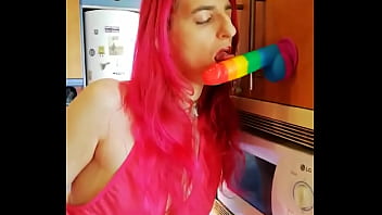 Gemma gomory cerdea con su juguete