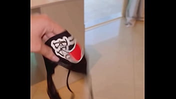 Negão fode japonesa gostosa sem camisinha enche a gostosa de leite e chama o corninho pra limpar a porra toda