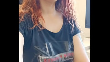 Bon mardi mes loulous un petit coucou du boulot oups j'ai quoi sous ma jupe