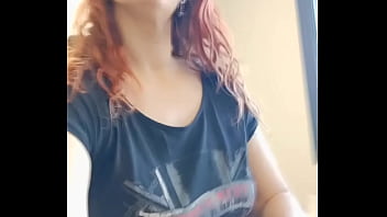 Bon mardi mes loulous un petit coucou du boulot oups j'ai quoi sous ma jupe