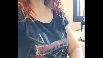 Bon mardi mes loulous un petit coucou du boulot oups j'ai quoi sous ma jupe