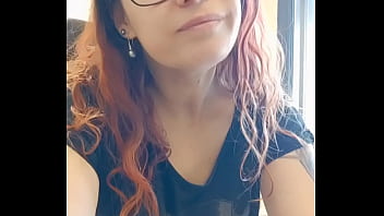 Bon mardi mes loulous un petit coucou du boulot oups j'ai quoi sous ma jupe