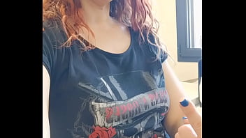 Bon mardi mes loulous un petit coucou du boulot oups j'ai quoi sous ma jupe