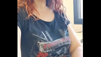 Bon mardi mes loulous un petit coucou du boulot oups j'ai quoi sous ma jupe