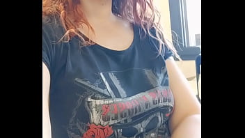 Bon mardi mes loulous un petit coucou du boulot oups j'ai quoi sous ma jupe