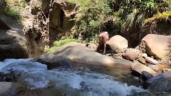 Lilyan satisfaciendo sus necesidades en el río después de un baño refrescante