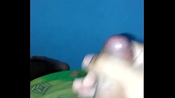 Joven aburrido necesita un handjob