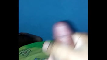 Joven aburrido necesita un handjob