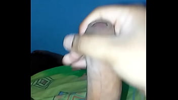Joven aburrido necesita un handjob