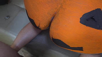 Madrastra milf quiere que le penetre la calabaza en halloween