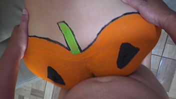 Madrastra milf quiere que le penetre la calabaza en halloween