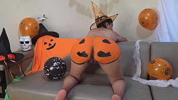 Madrastra milf quiere que le penetre la calabaza en halloween