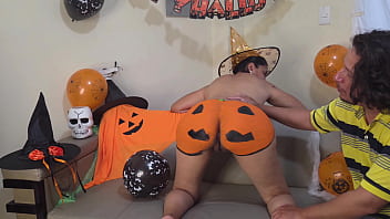 Madrastra milf quiere que le penetre la calabaza en halloween