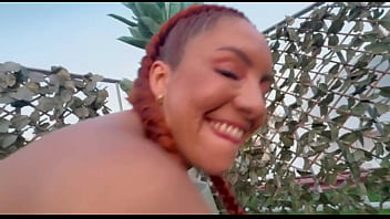 Ruiva safada fudendo escondido na sacada do predio a luz do dia sem camisinha