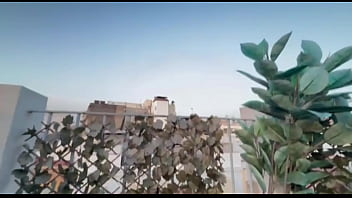 Ruiva safada fudendo escondido na sacada do predio a luz do dia sem camisinha