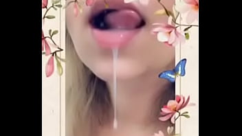 Brincado com leitinho do marido Brincado com leitinho do marido