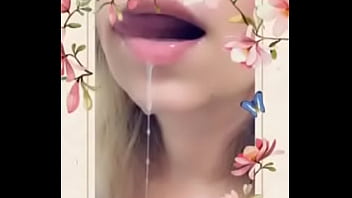 Brincado com leitinho do marido