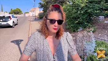 Charlotte coquine souriante ne jure que par la baise