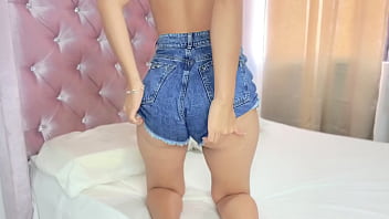 Zorra caliente queda sola en casa y se masturba su estrecho coño rosado