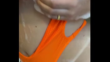 Casada se mostrando na hidromassagem