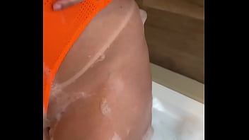 Casada se mostrando na hidromassagem