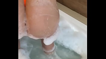 Casada se mostrando na hidromassagem