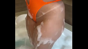 Casada se mostrando na hidromassagem