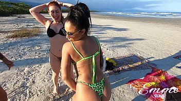 Ruiva safada pelada na praia no final amigas aparecem e tiram uma casquinha Ruiva safada pelada na praia no final amigas aparecem e tiram uma casquinha