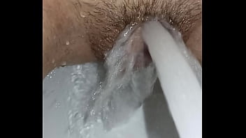 Flash pussy bagnata e pelosa