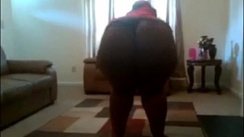 Big bootied ebony girl shakes her ass