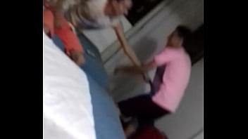 Negao da pika de controle querendo pegar novinho no quarto do hotel