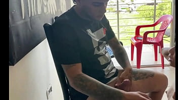 Le chupo la polla y tengo sexo con mi hermanastro en el balcon de la casa historia completa