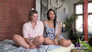 Lena und natascha lecken und fingern sich gegenseitig auf der couch