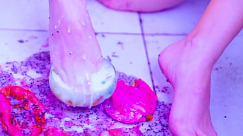 Pleasure in feeling my messy feet