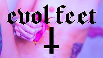 Pleasure in feeling my messy feet