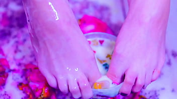 Pleasure in feeling my messy feet