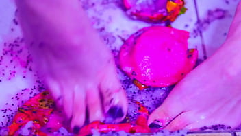 Pleasure in feeling my messy feet