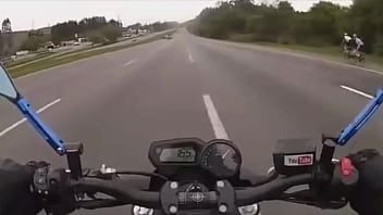 Fusca velho embrazando na pista ao som de sweet dreams