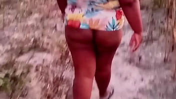 Crente safada se diverte ao ar livre com um pau enorme