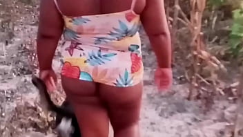 Crente safada se diverte ao ar livre com um pau enorme