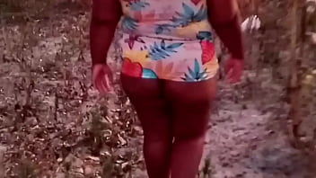 Crente safada se diverte ao ar livre com um pau enorme