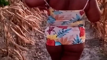 Crente safada se diverte ao ar livre com um pau enorme