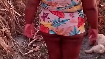 Crente safada se diverte ao ar livre com um pau enorme