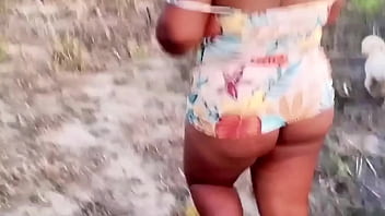 Crente safada se diverte ao ar livre com um pau enorme